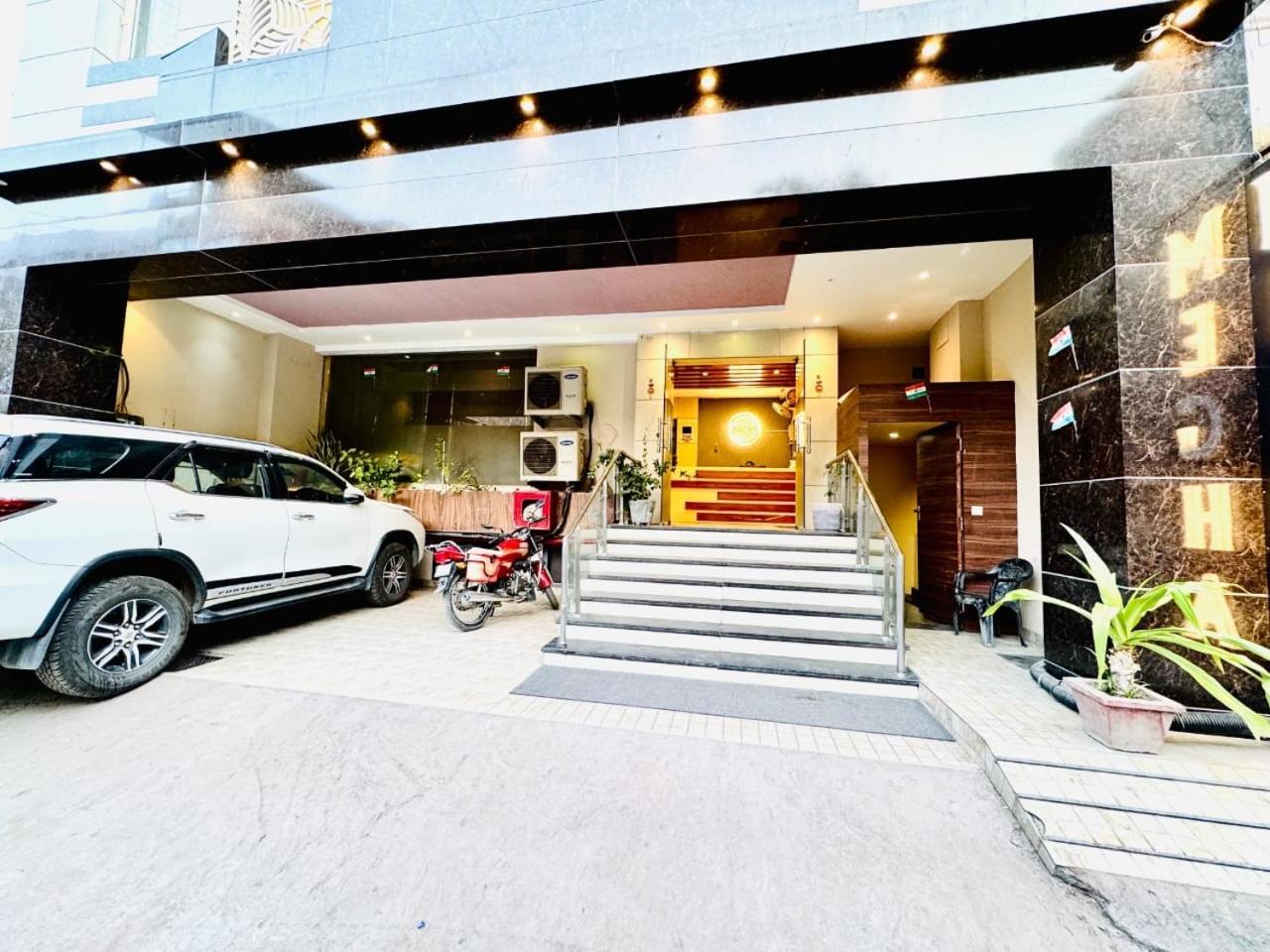 Hotel Megha Inn Lakhnaú Exteriér fotografie