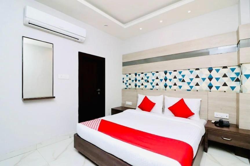 Hotel Megha Inn Lakhnaú Exteriér fotografie